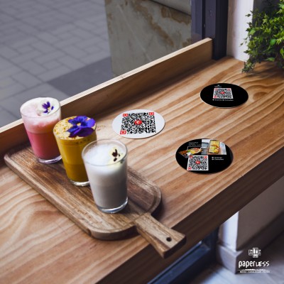 Étiquettes sur table avec mise en avant du QR Code